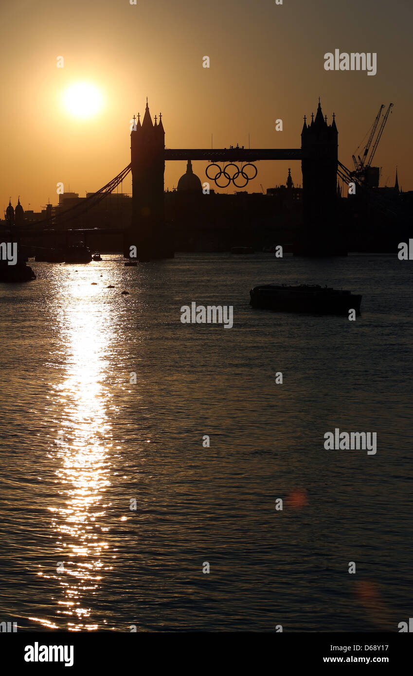 Sunset with the Olympic rings on the tower bridge in London, Great ...