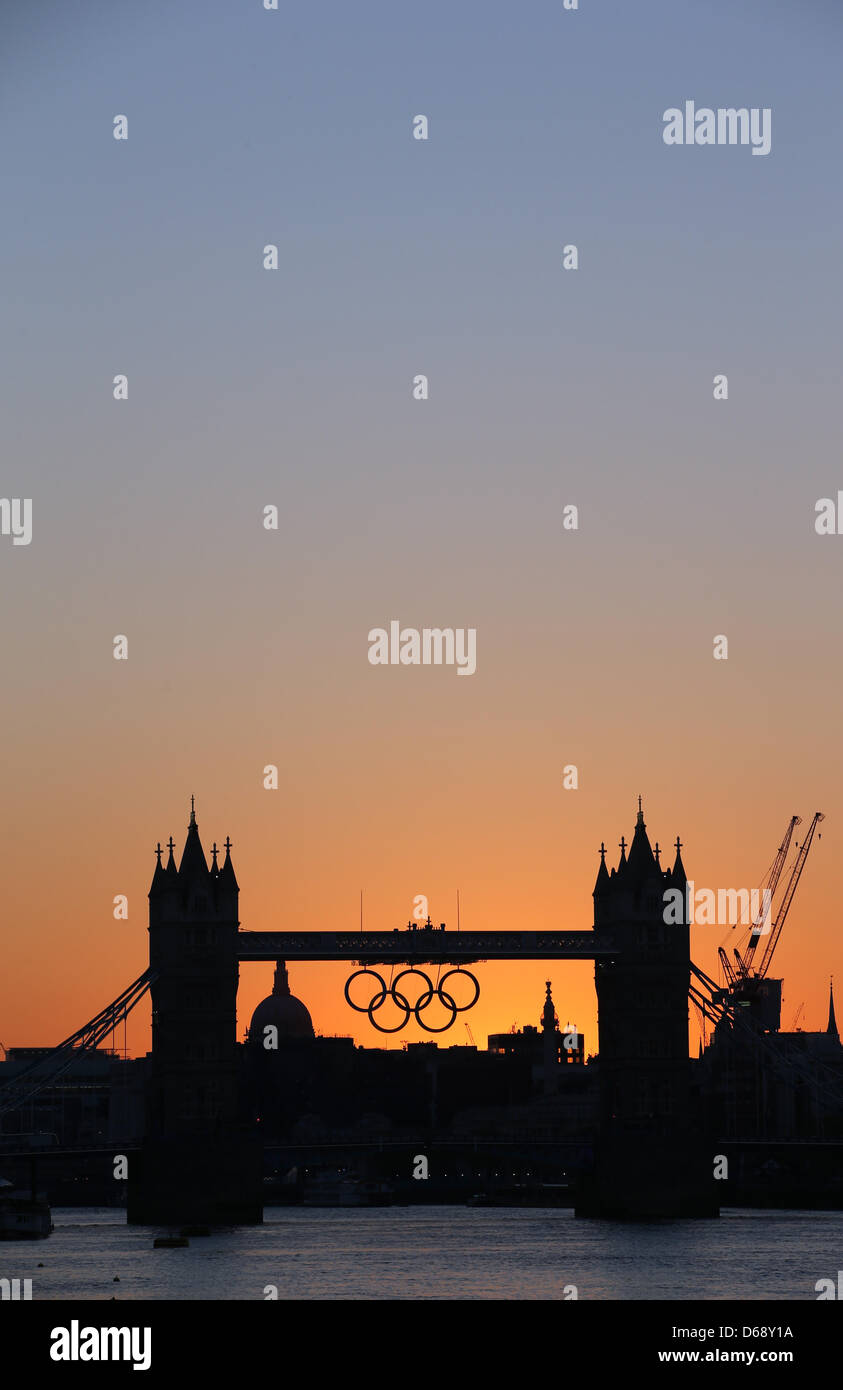 Sunset with the Olympic rings on the tower bridge in London, Great ...