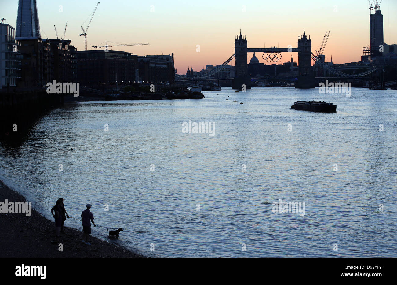 Sunset with the Olympic rings on the tower bridge in London, Great ...