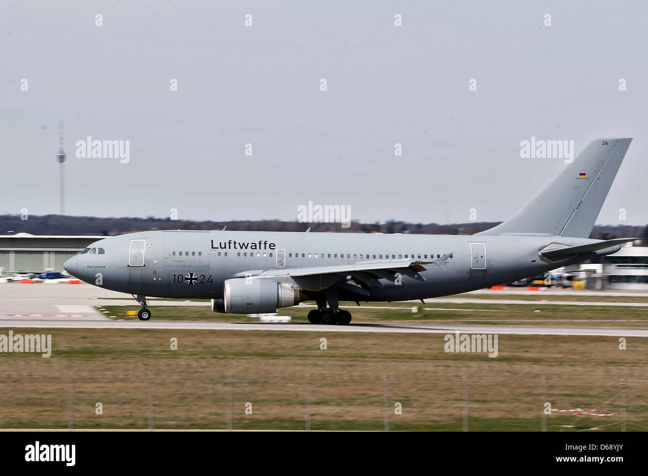 A German Army Airbus lands at the airport in Stuttgart, Germany, 15 April 2013. Critically injured victims of the civil war in Syria were transported out of Amman, Jordan, where they were being treated, for further treatment in Germany on the aircraft. Photo: THOMAS NIEDERMUELLER Stock Photo