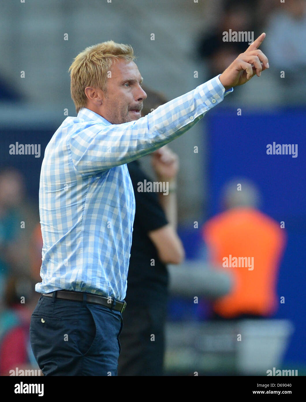 Hamburg's head coach Thorsten Fink gestures during the soccer test ...