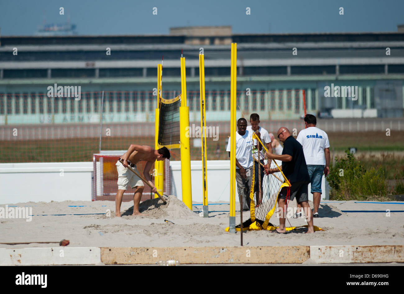 Works build a beach volleyball field for the Olympic Fan Mile at Tempelhofer Feld in Berlin, Germany, 25 July 2012. 'The Games in Berlin' is the name of the live broadcast event by the Berlin Hockey Club (BHC) where the Summer Games in London will be broadcast on a large screen daily from Friday 27 July 2012. Photo: Maurizio Gambarini Stock Photo