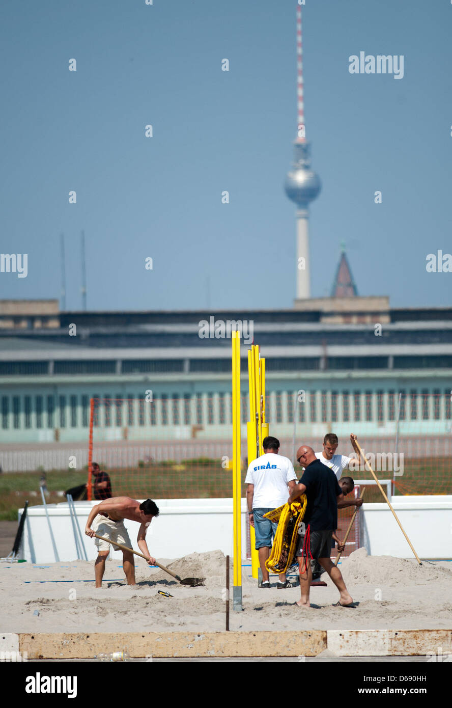 Works build a beach volleyball field for the Olympic Fan Mile at Tempelhofer Feld in Berlin, Germany, 25 July 2012. 'The Games in Berlin' is the name of the live broadcast event by the Berlin Hockey Club (BHC) where the Summer Games in London will be broadcast on a large screen daily from Friday 27 July 2012. Photo: Maurizio Gambarini Stock Photo