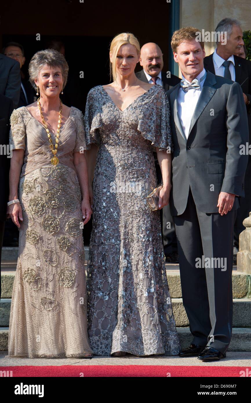 German actress Veronica Ferres (M) and her partner finance manager Carsten Maschmeyer are welcomed by Brigitte Merk-Erbe (FW), mayor of Bayreuth, as they arrive at the opening of the Bayreuth Festival 2012 in Bayreuth, Germany, 25 July 2012. The one-month festival is Germany's most prestigious culture event. Photo: David Ebener dpa/lby  +++(c) dpa - Bildfunk+++ Stock Photo