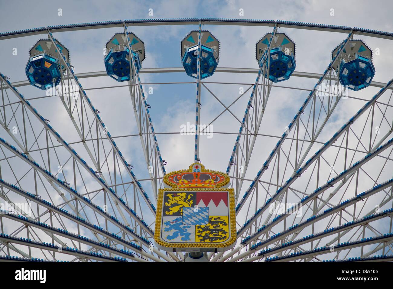 Ein Riesenrad steht am Donnerstag (26.07.2012) auf dem Volksfest in Hof (Oberfranken). Vor 100 Jahren wurde in Hof erstmals ein Volksfest gefeiert. Im Jubiläumsjahr 2012 setzt die Stadt vom 27.07. bis zum  05.08.2012 komplett auf einheimische Veranstalter. Die fränkische Volksfestwirt GmbH hat sich eigens für die Organisation des Volksfestes gegründet. Foto: David Ebener dpa/lby  + Stock Photo