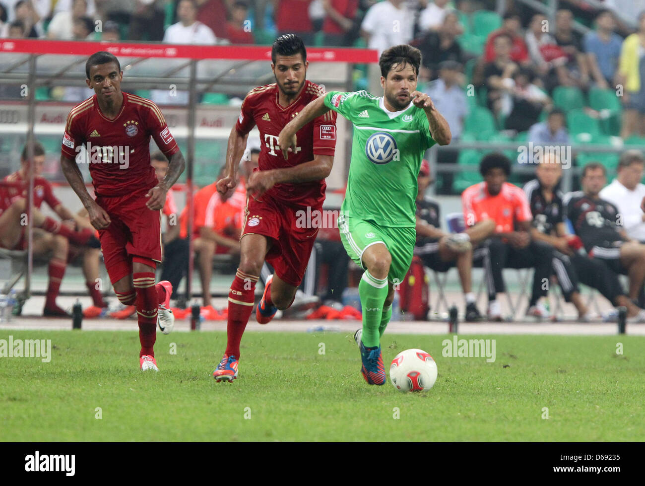 Wolfsburg's Diego (R) vies for the ball with Munich's Emre Can (M) and Luiz Gustavo during the test match of the German Bundesliga soccer clubs VfL Wolfsburg vs FC Bayern Munich in Guangzhou, China, 26 July 2012. Photo: Roland Hermstein Stock Photo