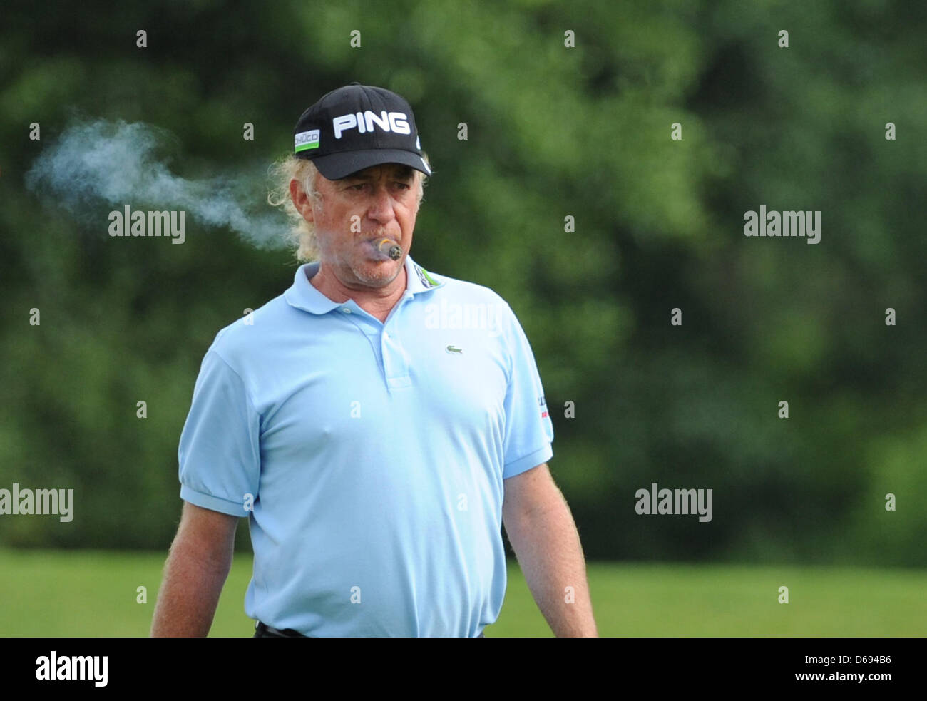 Spanish golfer Miguel Jimenez smokes a cigarre during a match play of the  international golf tournament Gut Kaden near Alveslohe, Germany, 28 July  2012. Photo: ANGELIKA WARMUTH Stock Photo - Alamy