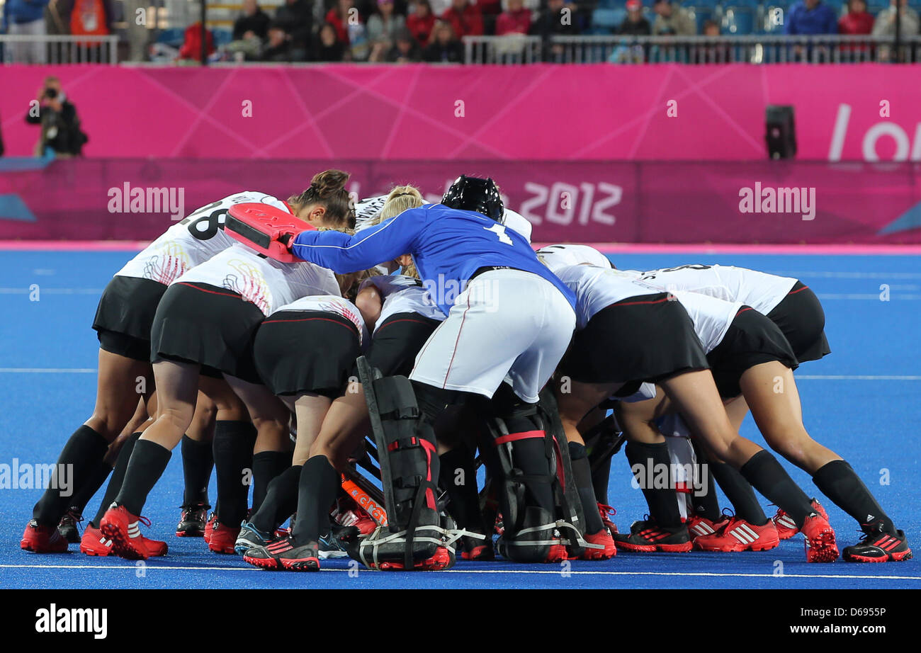 Germany's field hockey team stand together prior the game against the United States during women's field hockey at Olympic Park Riverbank Arena for the London 2012 Olympic Games, London, Britain, 29 July 2012. Photo: Christian Charisius  +++(c) dpa - Bildfunk+++ Stock Photo