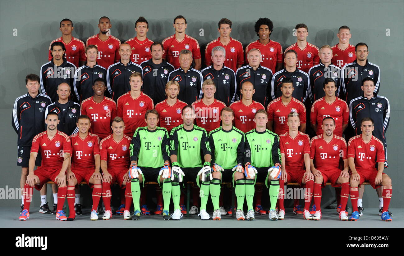 Luiz Gustavo (hintere Reihe, l-r), Jerome Boateng, Mario Mandzukic, Daniel van Buyten, Mario Gomez, Dante, Thomas Müller, Bastian Schweinsteiger, (2. Reihe von hinten, l-r), Fitnesstrainer Marcelo Martins, Fitness- und Rehatrainer Andreas Kornmayer, Fitness- und Rehatrainer Thomas Wilhelmi, Torwarttrainer Toni Tapalovic, Assistenztrainer Peter Hermann, Cheftrainer Jupp Heynckes, As Stock Photo