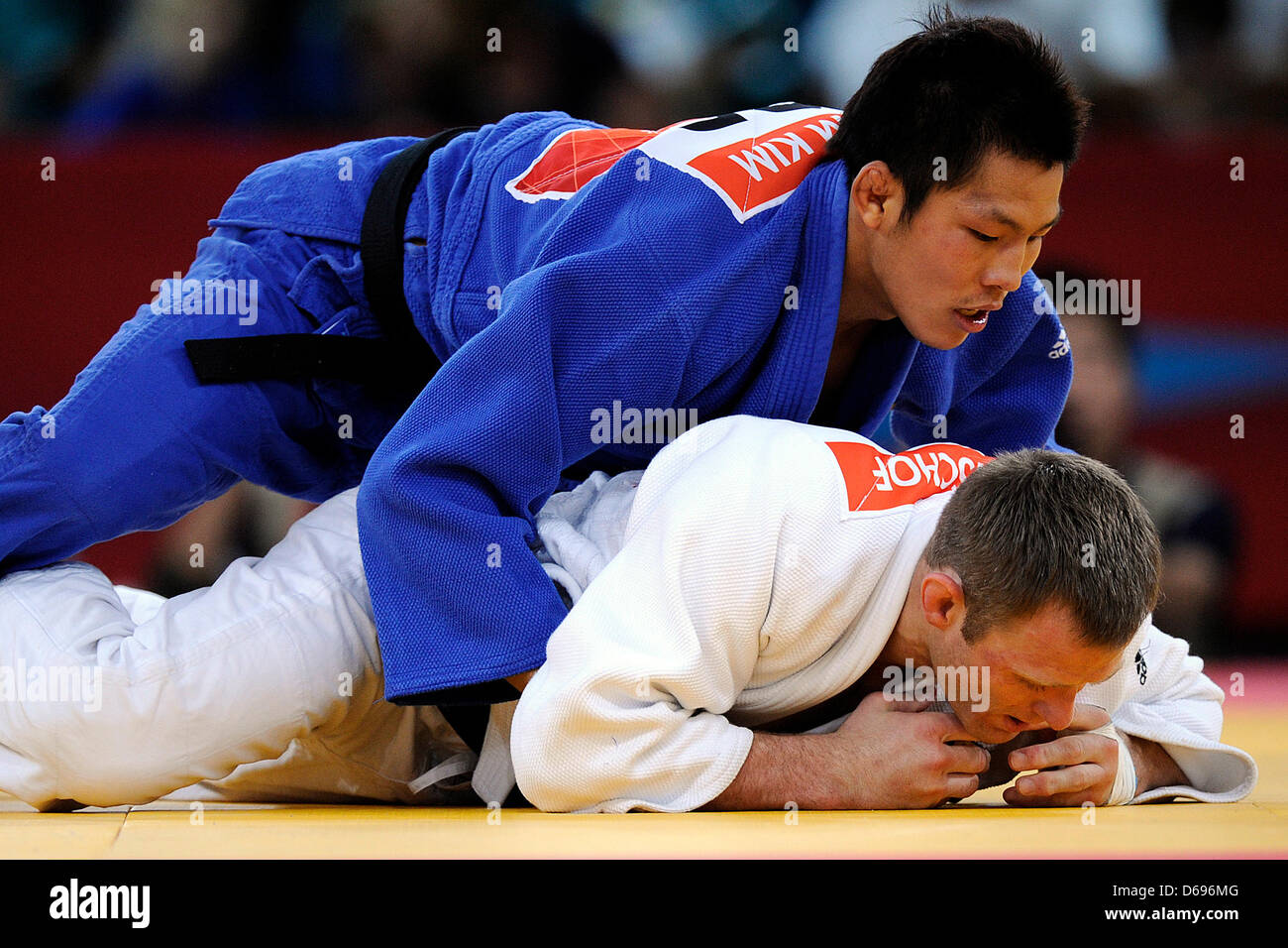 Germany's judoka Ole Bischof (bottom) and Kim Jae-Bum of South Korea in the final of the Men's -81kg judo event against in the ExCeL Arena at the London 2012 Olympic Games, London, Great Britain, 31 July 2012. Photo: Marius Becker dpa  +++(c) dpa - Bildfunk+++ Stock Photo