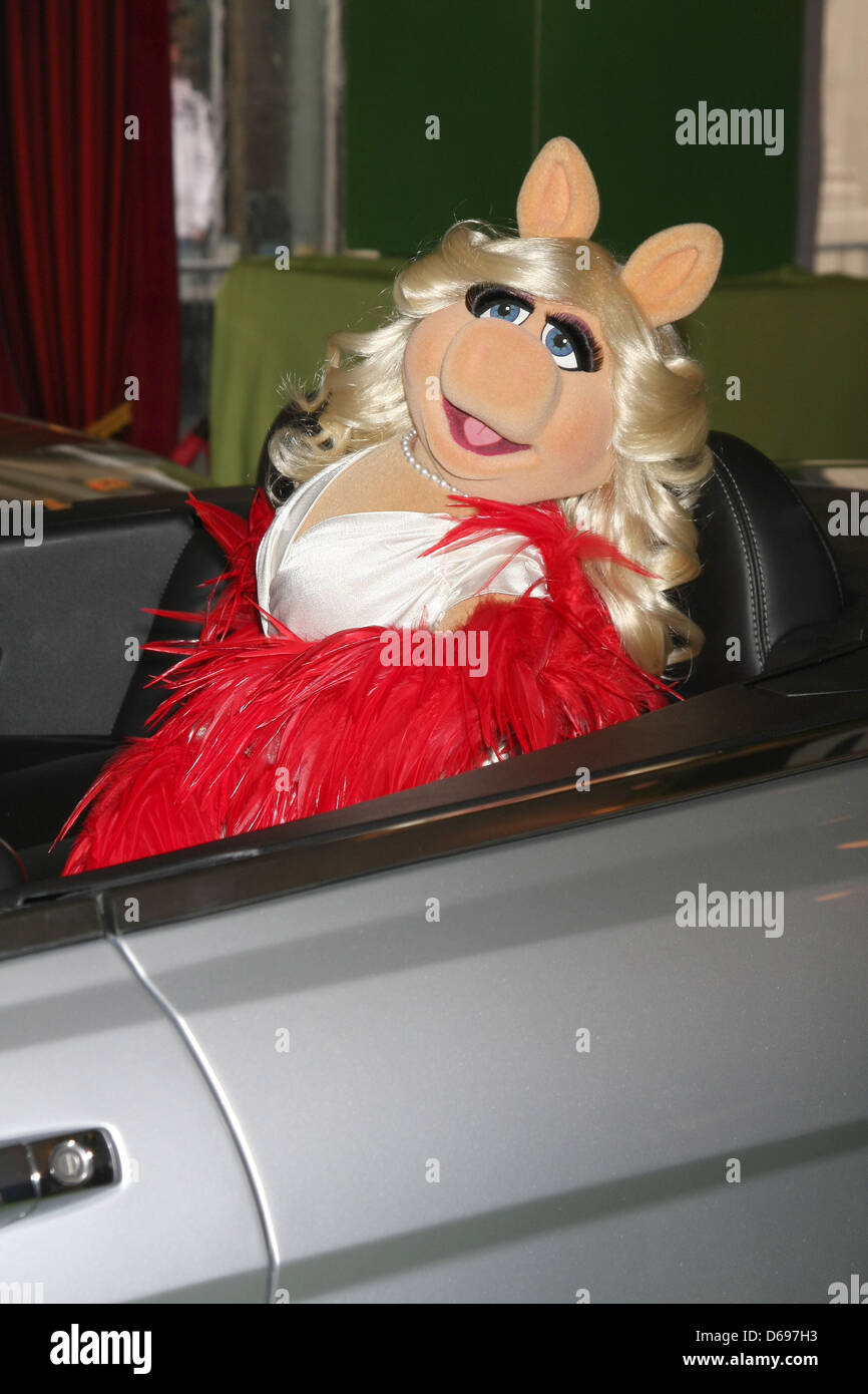 Miss piggy muppets 2011 hi-res stock photography and images - Alamy