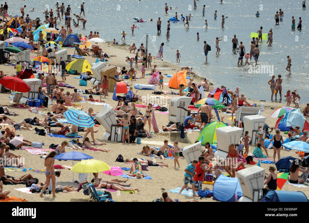 Guests lie on the beach of Europe's largest inland lido Strandbad Wannsee  in Berlin, Germany, 02 August 2012. Meteorologists predict sunny weather  for the coming weekend. Photo: BRITTA PEDERSEN Stock Photo - Alamy
