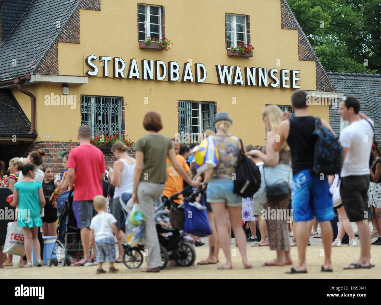A queue has formed at the entrance of Europe's largest inland lido Strandbad Wannsee in Berlin, Germany, 02 August 2012. Meteorologists predict sunny weather for the coming weekend. Photo: BRITTA PEDERSEN Stock Photo