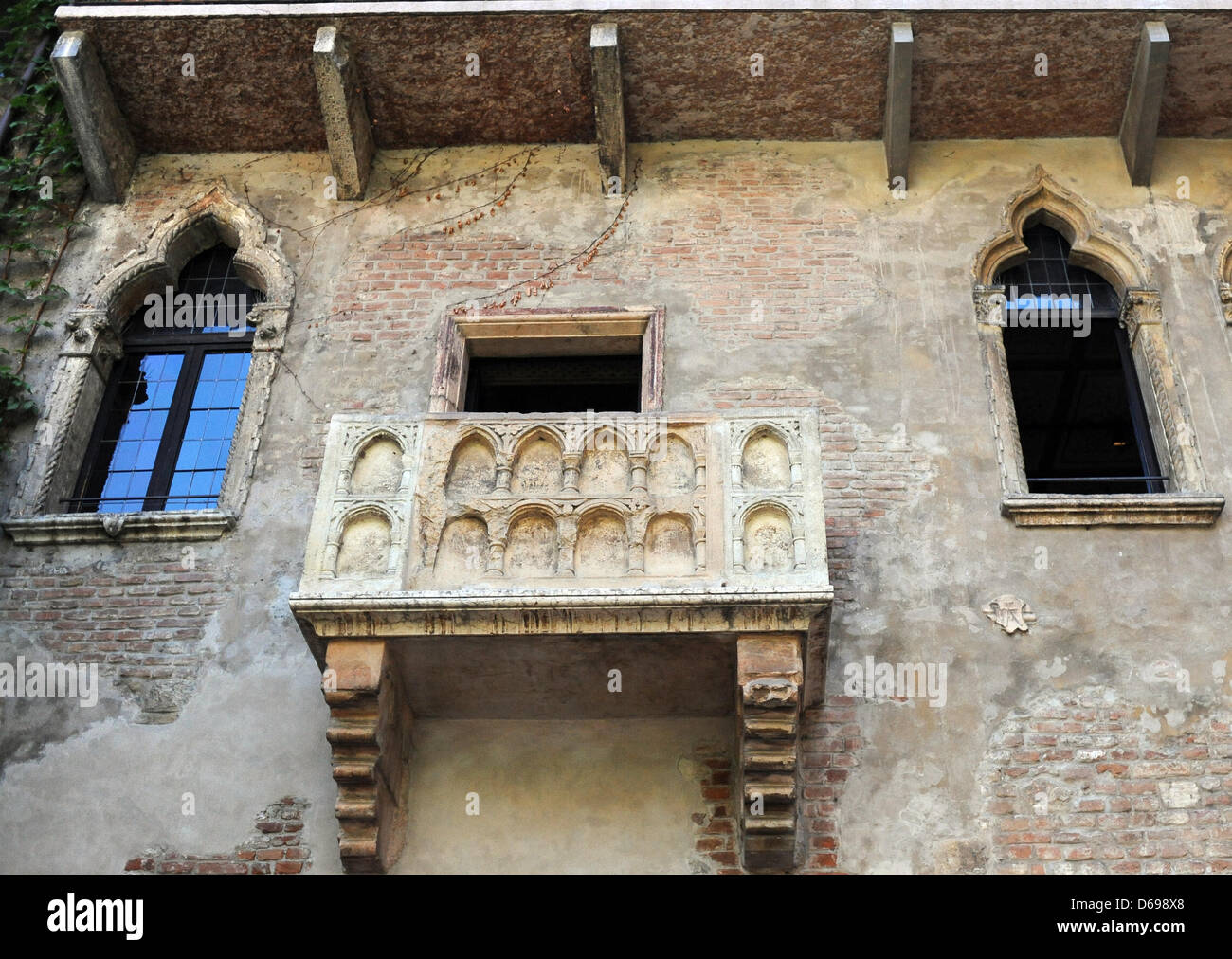 View of the balcony on which Juliet from Shakespeatre's Romeo and Juliet is supposed to have stood in the inner courtyard of Casa die Giulietta in Verona, Italy, 21 April 2012. Photo: Britta Pedersen Stock Photo