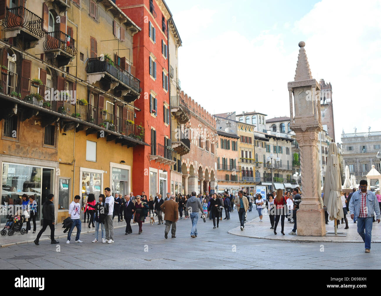 View of the Piazza delle Erbe with the Colonna del Mercato in Verona, Italy, 21 April 2012. Photo: Britta Pedersen Stock Photo