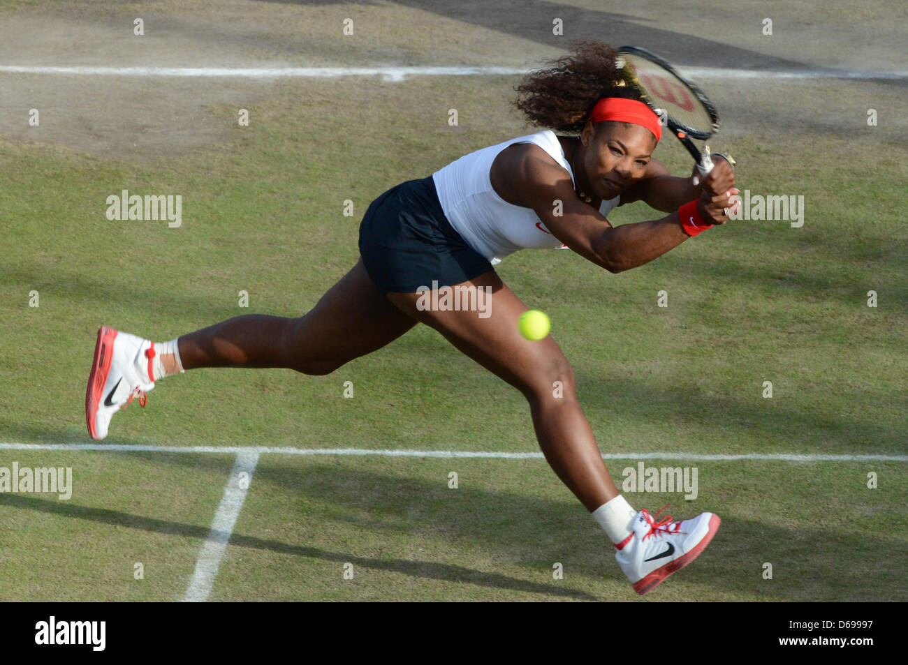 Serena Williams of the USA in action with her sister Venus in their Women's Doubles quarterfinal match against Errani/Vinci of Italy during the tennis tournament of the London 2012 Olympic Games in Wimbledon, London, Great Britain, 02 August 2012. Photo: Peter Kneffel dpa Stock Photo
