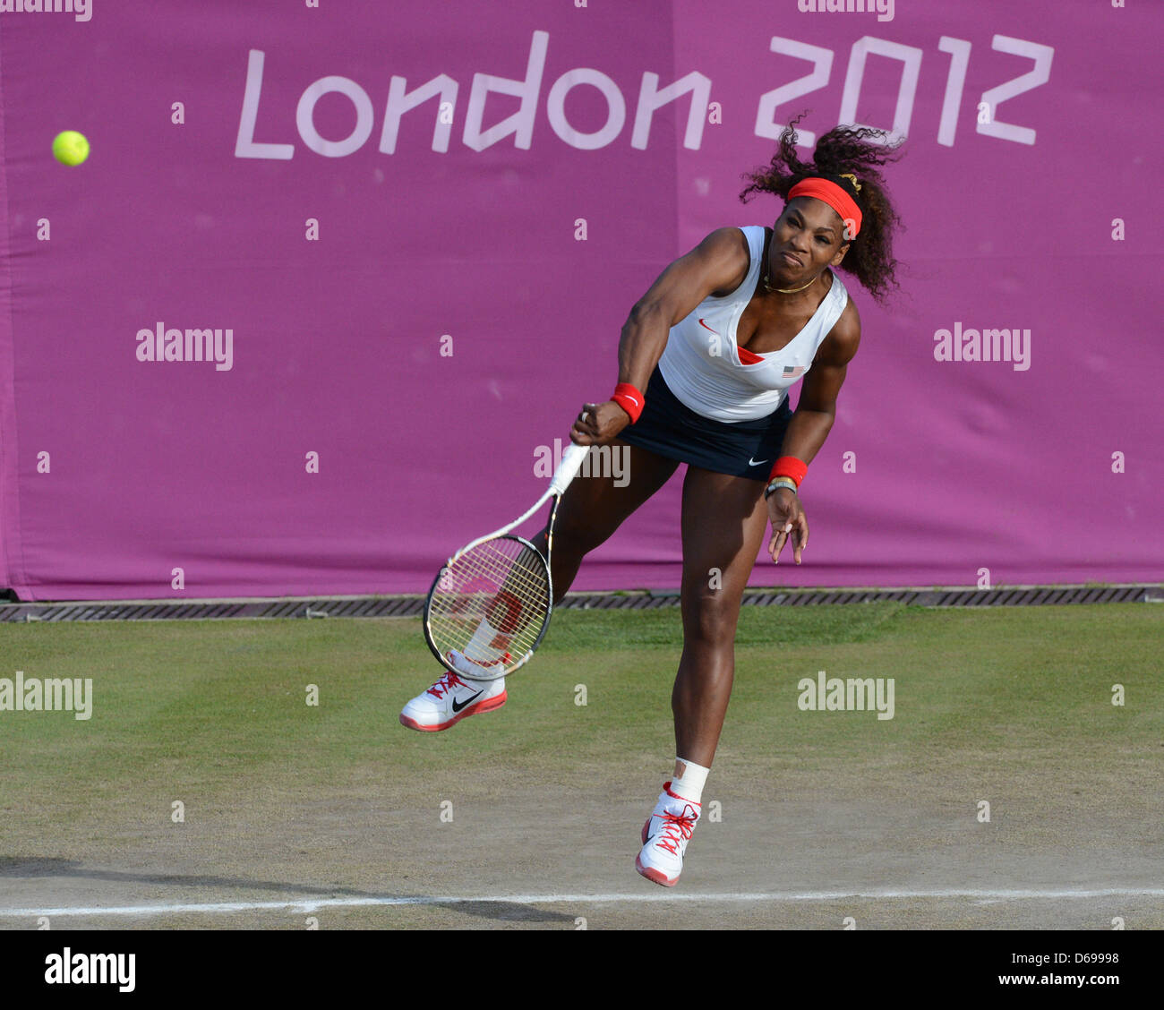 Serena Williams of the USA in action with her sister Venus in their Women's Doubles quarterfinal match against Errani/Vinci of Italy during the tennis tournament of the London 2012 Olympic Games in Wimbledon, London, Great Britain, 02 August 2012. Photo: Peter Kneffel dpa Stock Photo