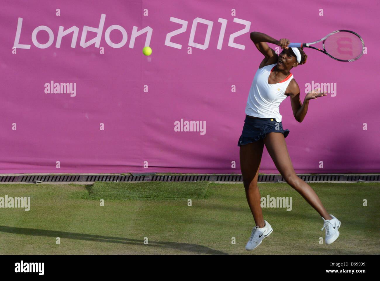 Venus Williams of the USA in action with her sister Serena in their Women's Doubles quarterfinal match against Errani/Vinci of Italy during the tennis tournament of the London 2012 Olympic Games in Wimbledon, London, Great Britain, 02 August 2012. Photo: Peter Kneffel dpa Stock Photo