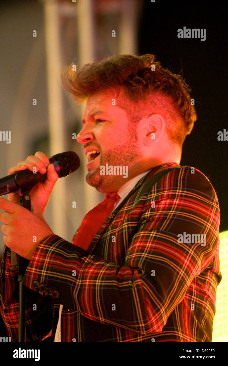 Edward Reid Peter Andre performs as he switches on Christmas lights at ...