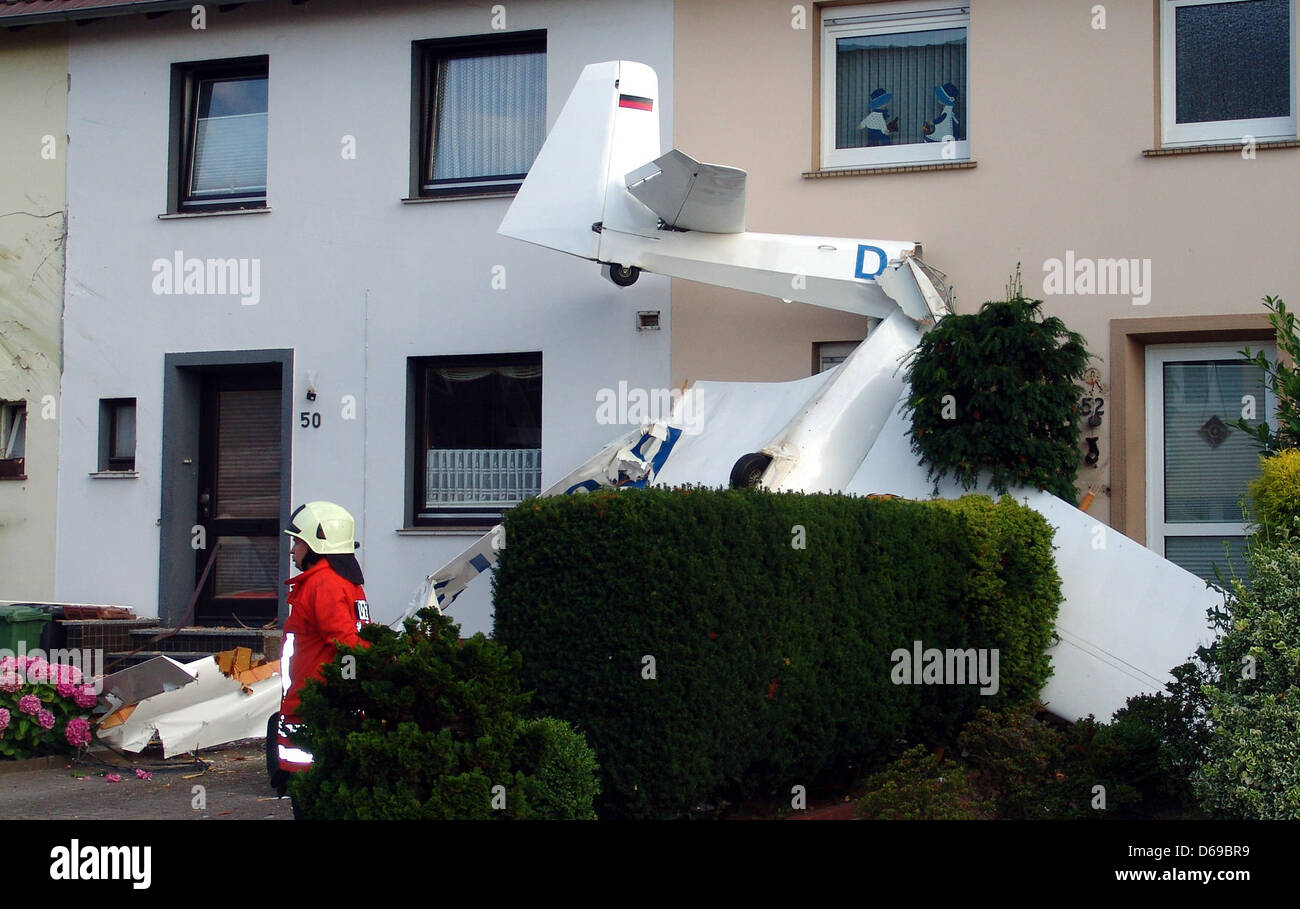 A glider airplane that crashed into a row house is visible in Quakenbrueck, Germany, 04 August 2012. According to the police, the pilot died in the accident of which the cause is yet unknown. Photo: ELVIRA PARTON Stock Photo