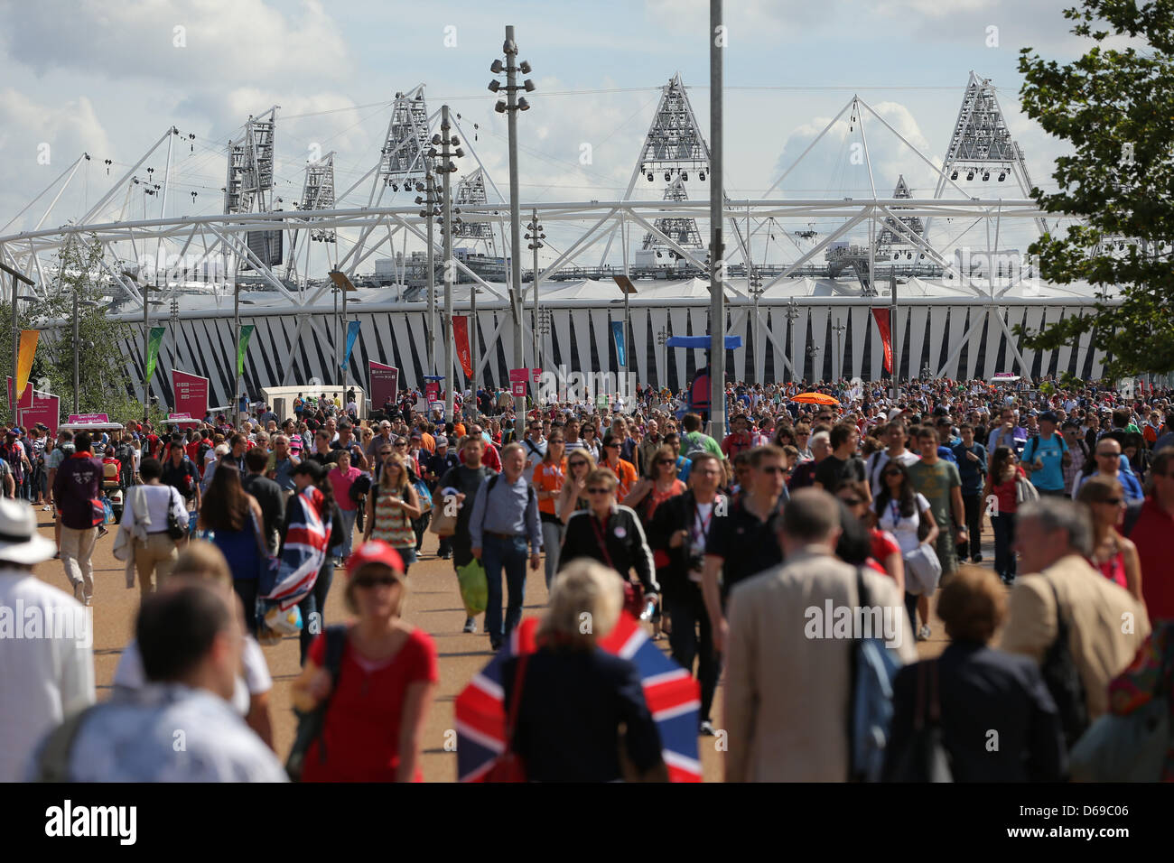 People walk in the Olympic Park on the ninth day of the London 2012 Olympic Games, London, Britain, 05 August 2012. Photo: Christian Charisius dpa  +++(c) dpa - Bildfunk+++ Stock Photo