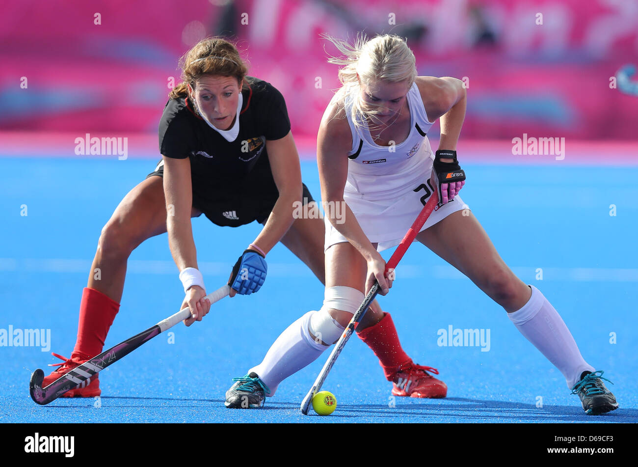 Germany's Christina Schuetze (L) vies with Samantha Harrison of New Zealand during the Women's Hockey Preliminary Round Group B match New Zealand vs Germany during the London 2012 Olympic Games Hockey tournament in the Riverside Arena in London, Great Britain, 06 August 2012. Photo: Christian Charisius dpa  +++(c) dpa - Bildfunk+++ Stock Photo