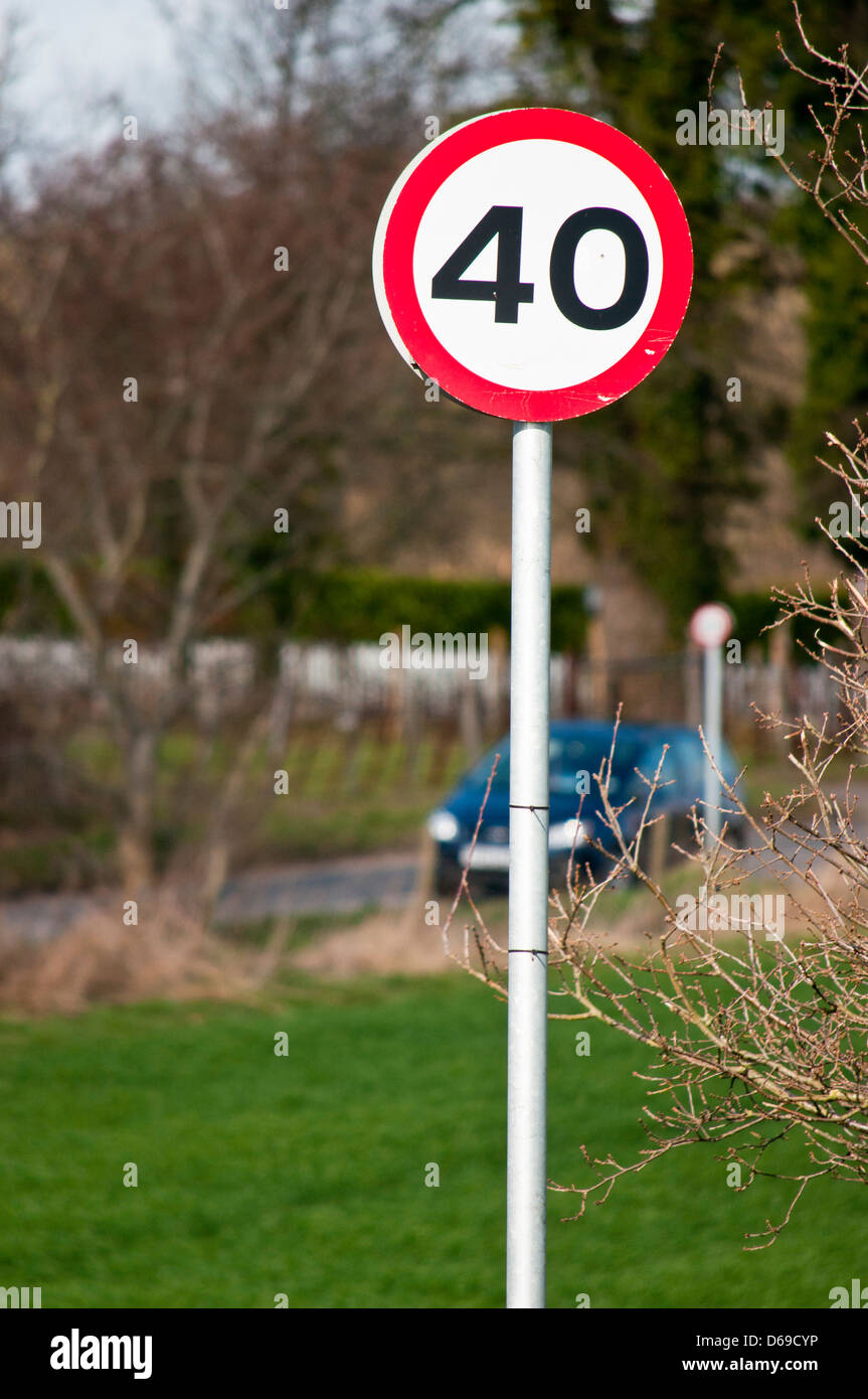 40 speed limit sign country road lane Stock Photo Alamy