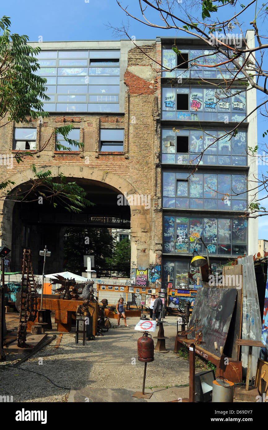 View to the Tacheles Arts Center at Oranienburger Street in Berlin, Germany, 02 August 2012. Berlin authorities wish to close the Tacheles temporarily due to fire safety reasons. The house was built from 1907 to 1908. Photo: Jens Kalaene Stock Photo