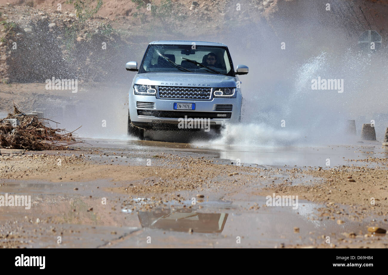 2013 Range Rover splashes through a stream in the dessert of Morocco ...