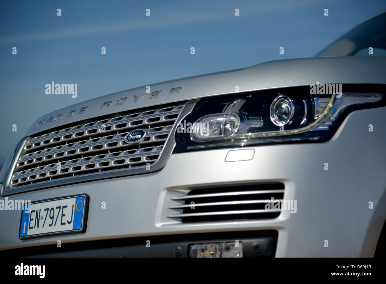 front grill and head light 2013 Range Rover in the dessert of Morocco ...