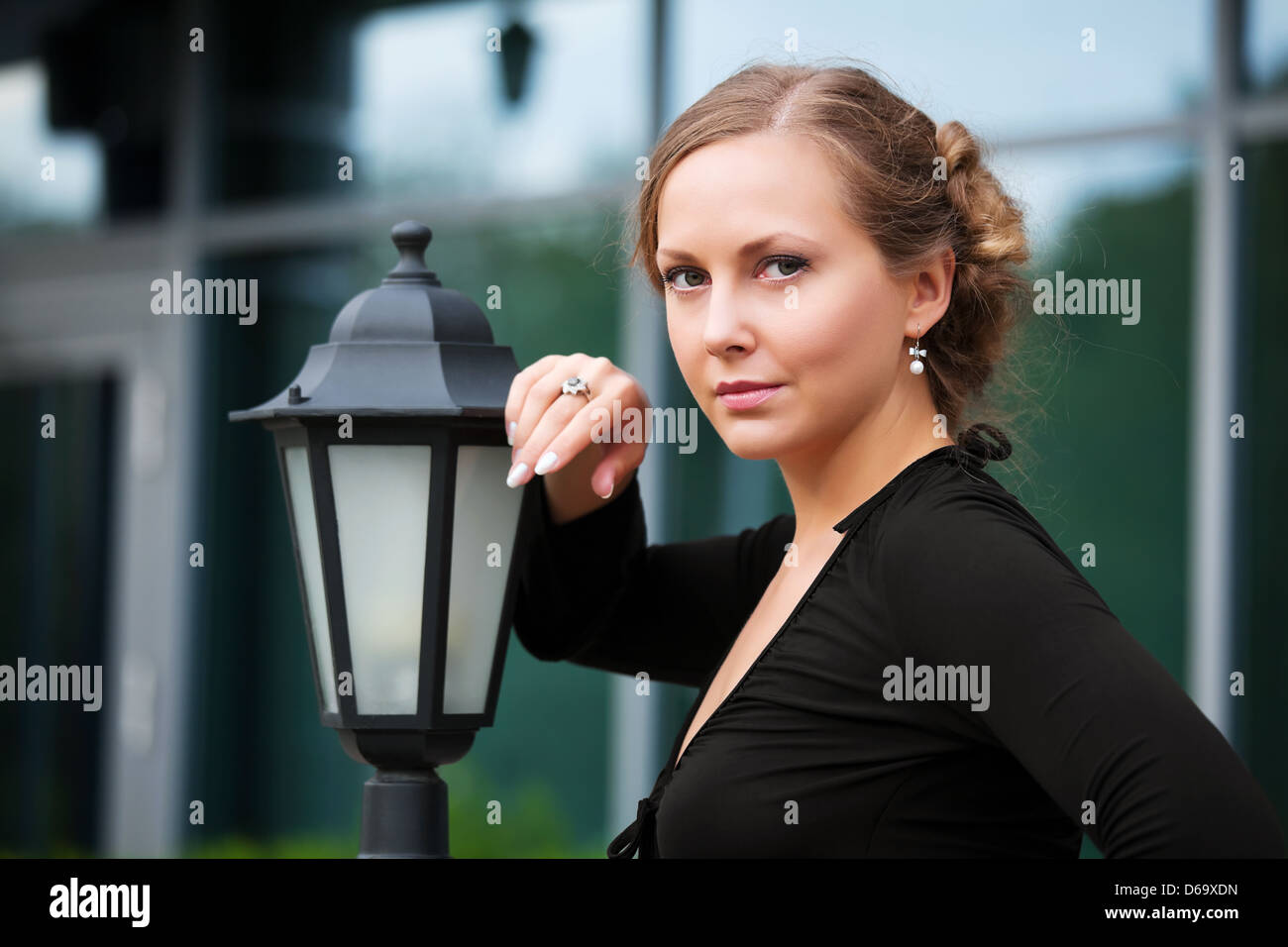 Beautiful woman at lamppost Stock Photo - Alamy