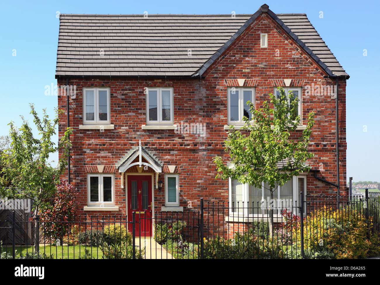 Casa Britânica Amarela Com Plantas Fora Das Janelas Imagem de Stock -  Imagem de londres, urbano: 204969287