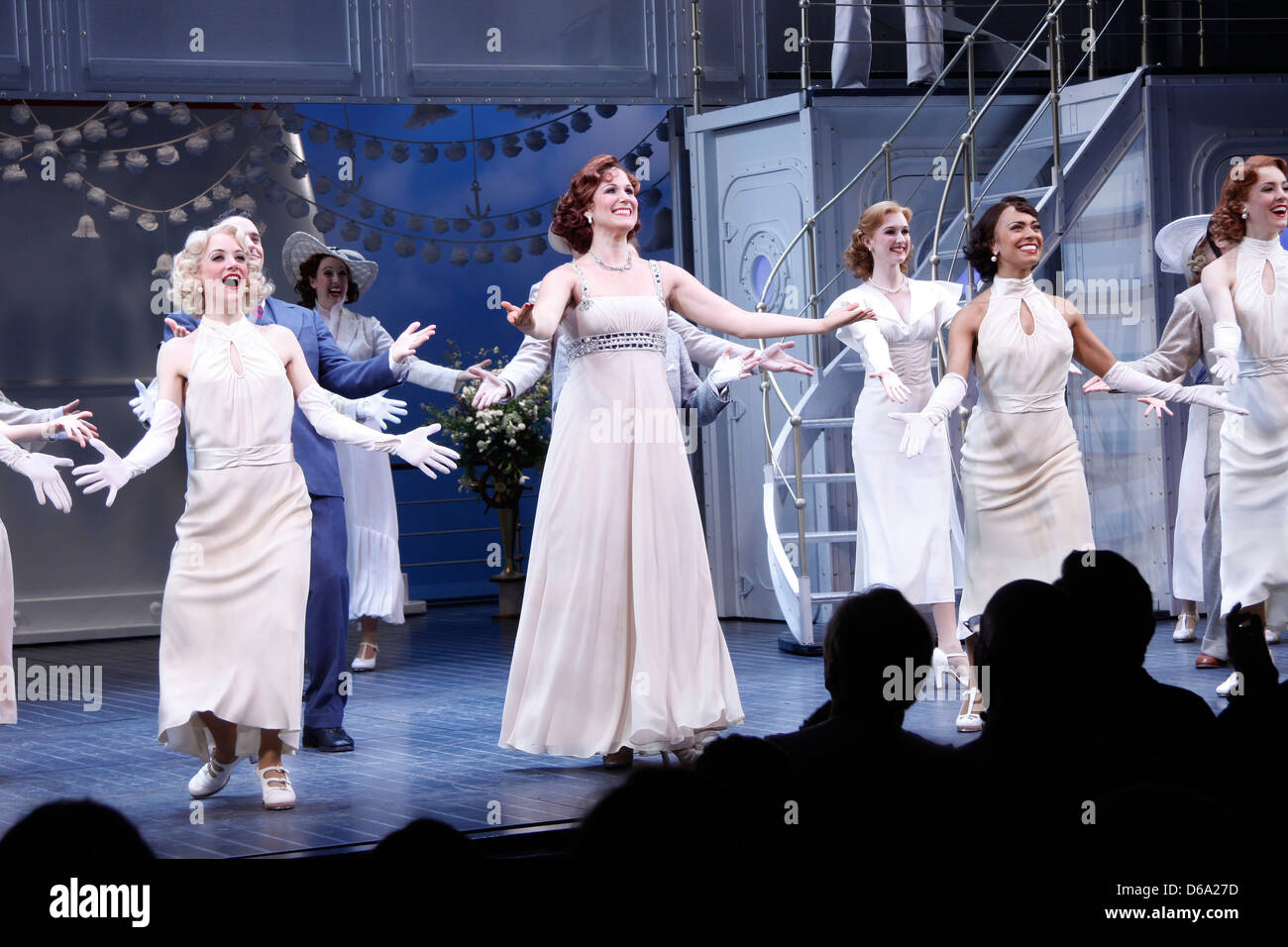 Stephanie J Block And Cast The 400th Performance Of The Broadway Musical Anything Goes The Stephen Sondheim Theatre Stock Photo Alamy Stephanie J Block And Cast The 400th Performance Of The Broadway Musical Anything Goes The Stephen Sondheim Theatre Stock Photo Alamy