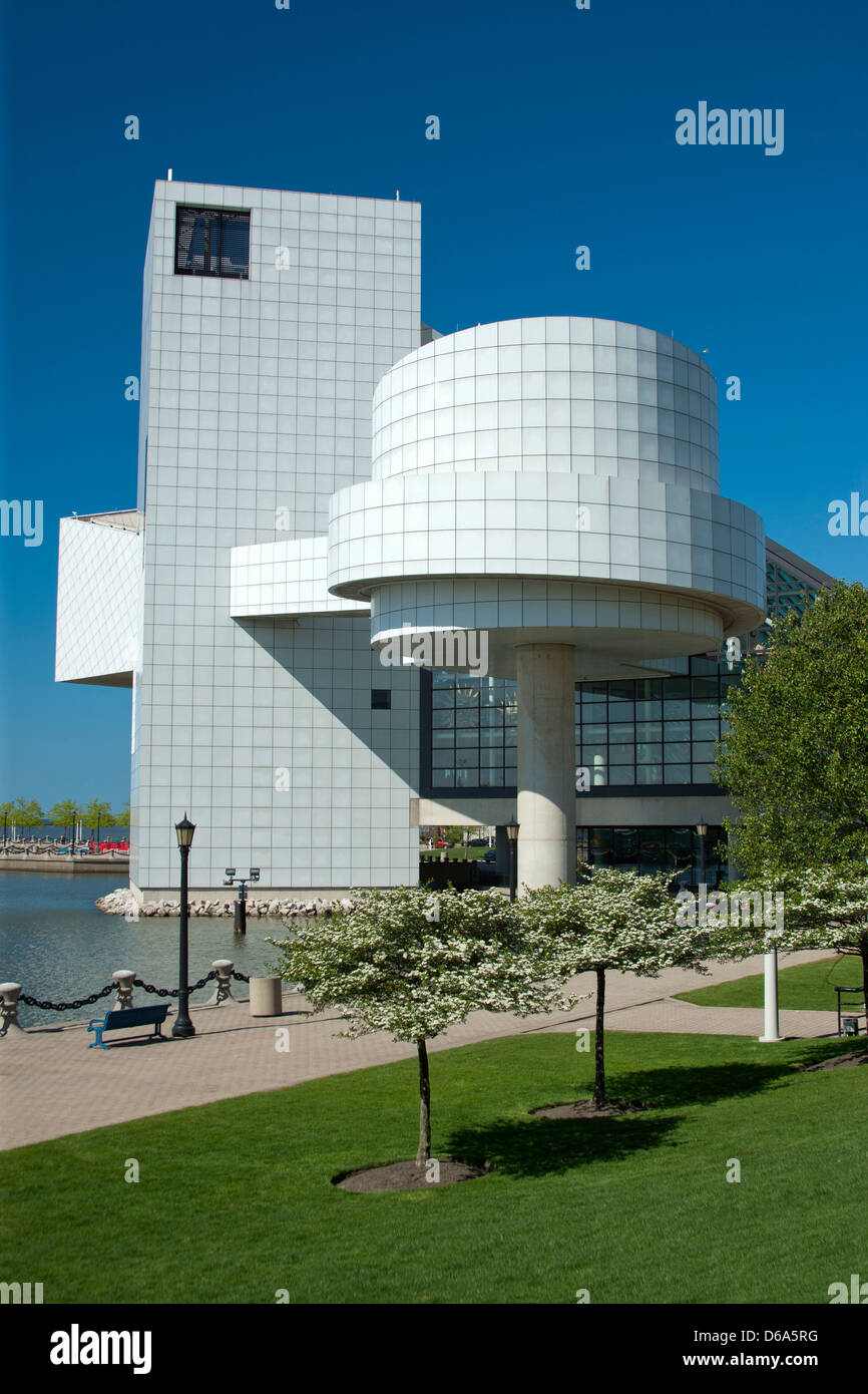 ROCK AND ROLL HALL OF FAME (©I M PEI 1995) DOWNTOWN CLEVELAND SKYLINE