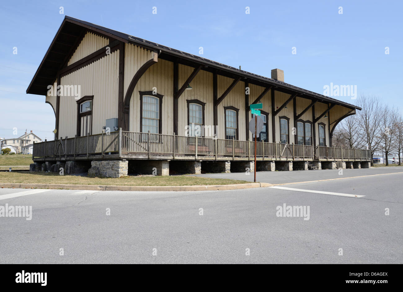 Benches at train station hi-res stock photography and images - Alamy