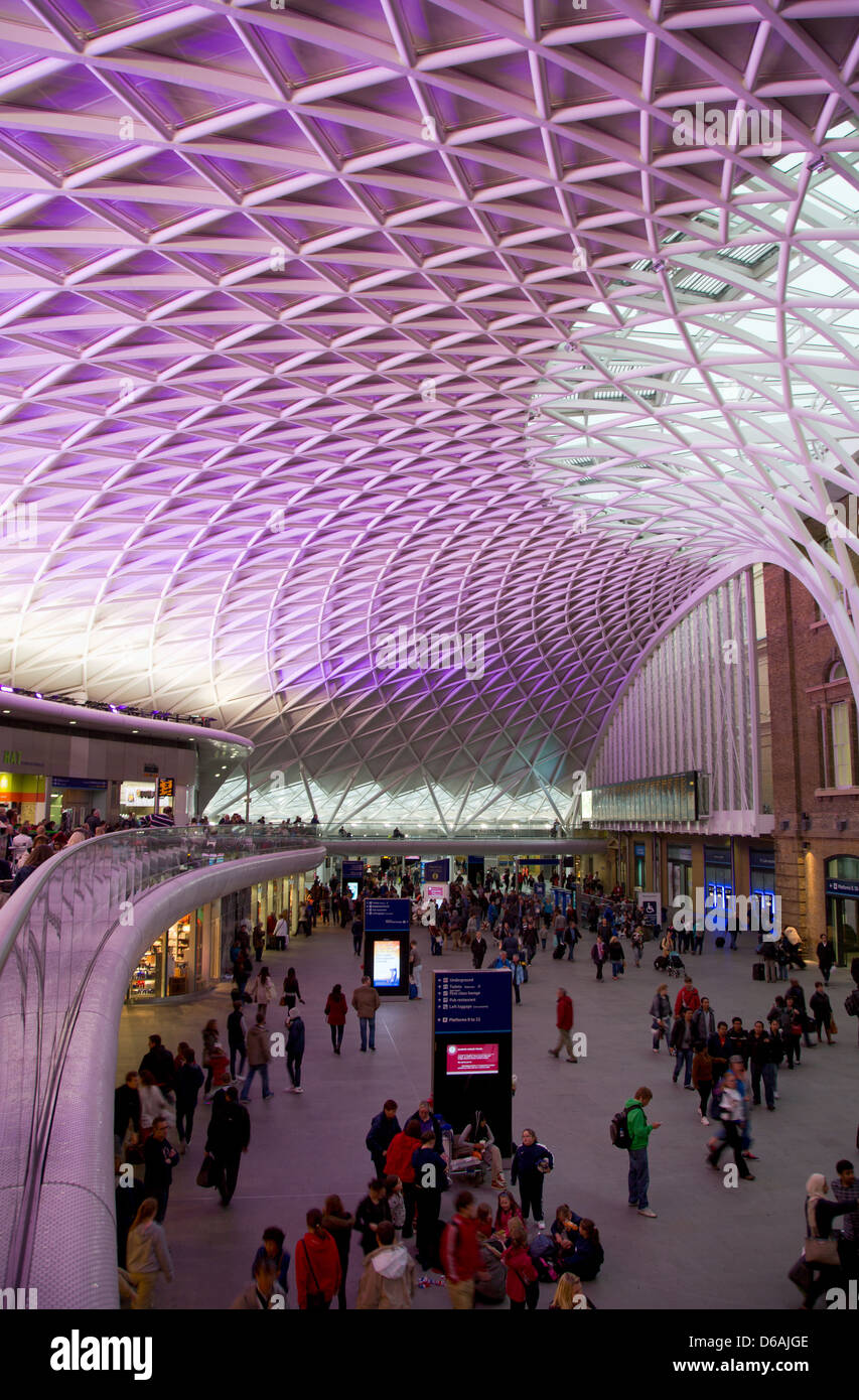 King's cross western concourse roof hi-res stock photography and images ...