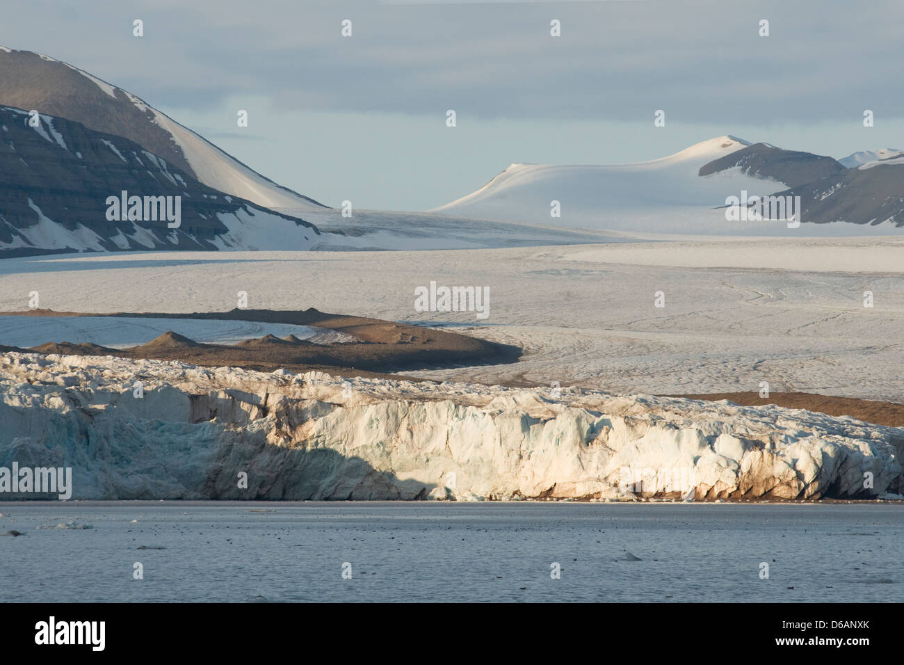 Norway, Svalbard Archipelago, Spitsbergen, Templefjorden, Tunabreen. Beautiful rugged scenery of the massive glacier Tunabreen. Stock Photo