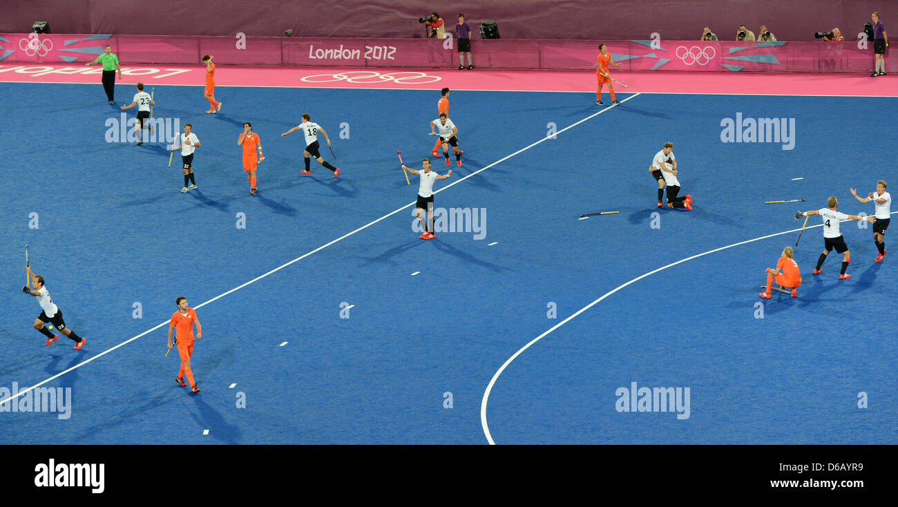 Germany's field hockey player celebrate after winning the Hockey Gold