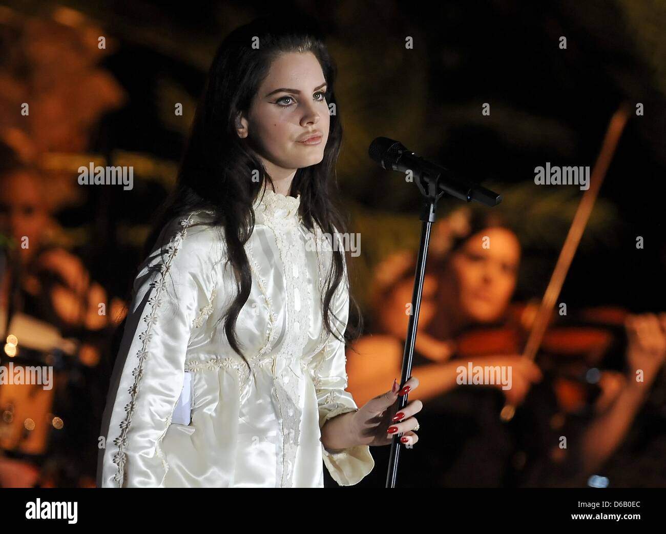 Berlin, Germany, 15 April 2013. US-American singer Lana Del Rey sings on stage at the Velodrom in Berlin, Germany, 15 April 2013. Photo: BRITTA PEDERSEN/DPA/Alamy Live News Stock Photo