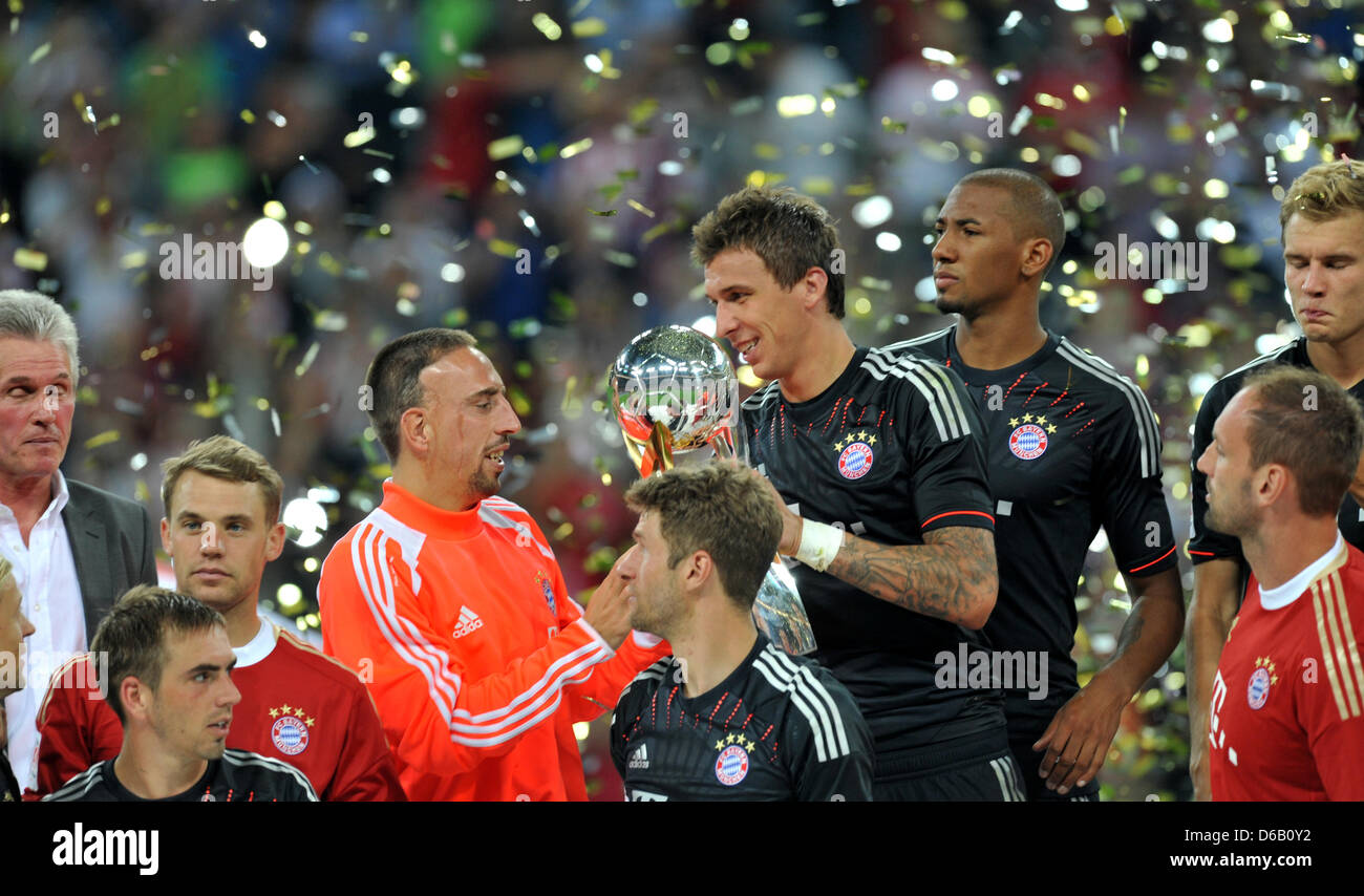 Munich celebrates with the cup after their 2-1 victory in the DFL Super Cup match between FC Bayern Munich and Borussia Dortmund at the Allianz Arena in Munich, Germany, 12 August 2012. Photo: Frank Leonhardt Stock Photo