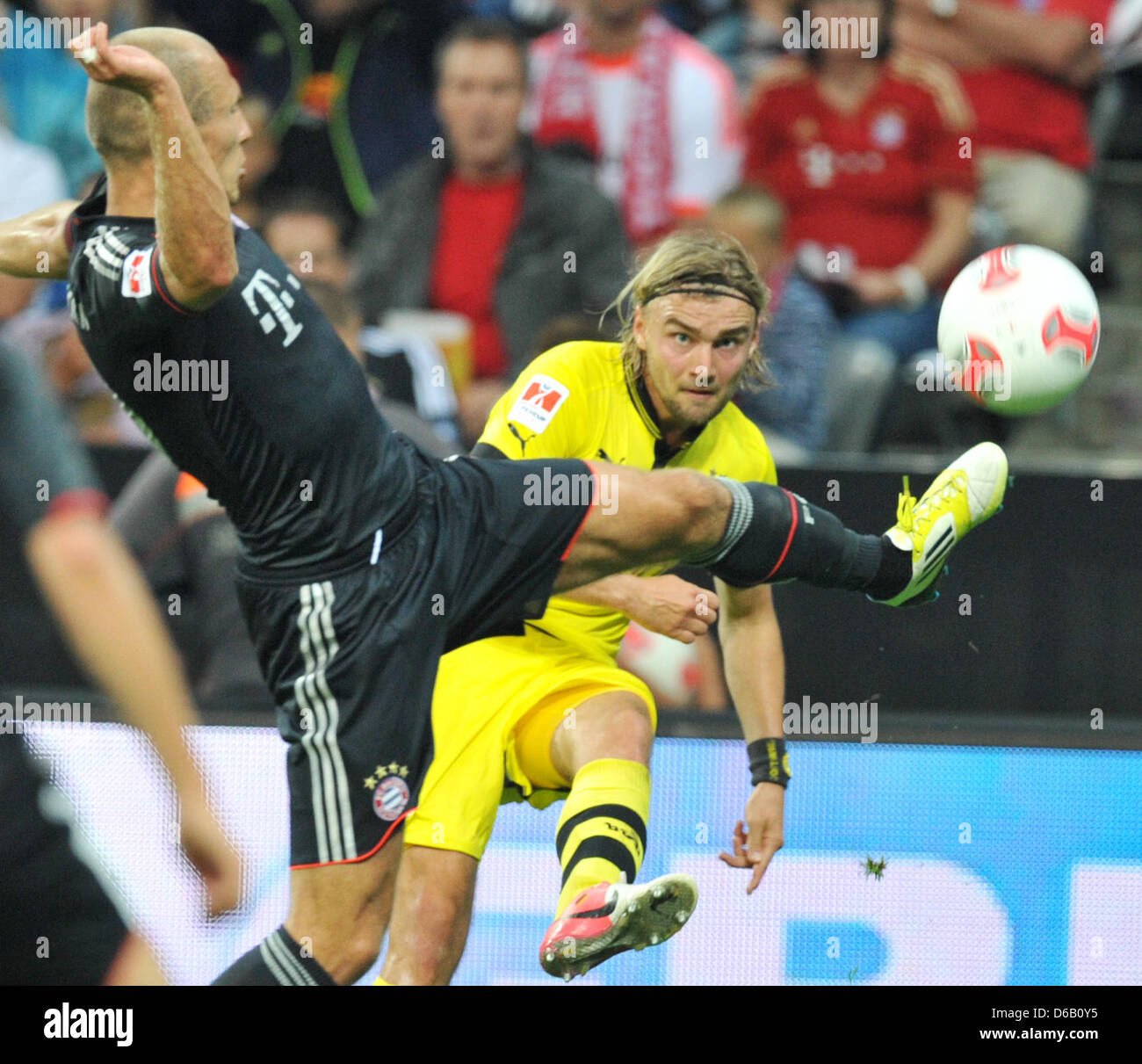 Munich's Arjen Robben (L) vies for the ball with Dortmund's during the DFL Super Cup match between FC Bayern Munich and Borussia Dortmund at the Allianz Arena in Munich, Germany, 12 August 2012. Photo: Frank Leonhardt Stock Photo