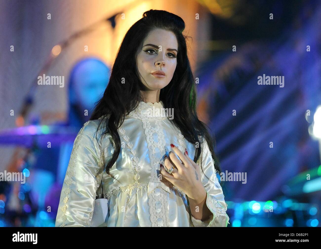 US-Americain singer Lana Del Rey sings on stage at the Velodrom in Berlin, Germany, 15 April 2013. Photo: BRITTA PEDERSEN Stock Photo
