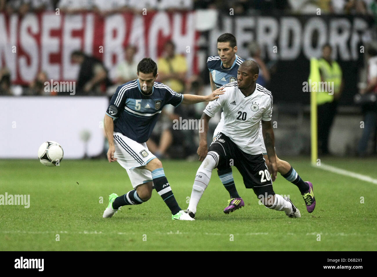 Germany's Jerome Boateng (R) vies for the ball with Argentina's Fernando Gago (L) and Jose Ernesto Sosa during their friendly soccer match Germany vs Argentina at Commerzbank-Arena stadium in Frankfurt Main, Germany, 15 August 2012. Photo: Fredrik von Erichsen dpa/lhe  +++(c) dpa - Bildfunk+++ Stock Photo