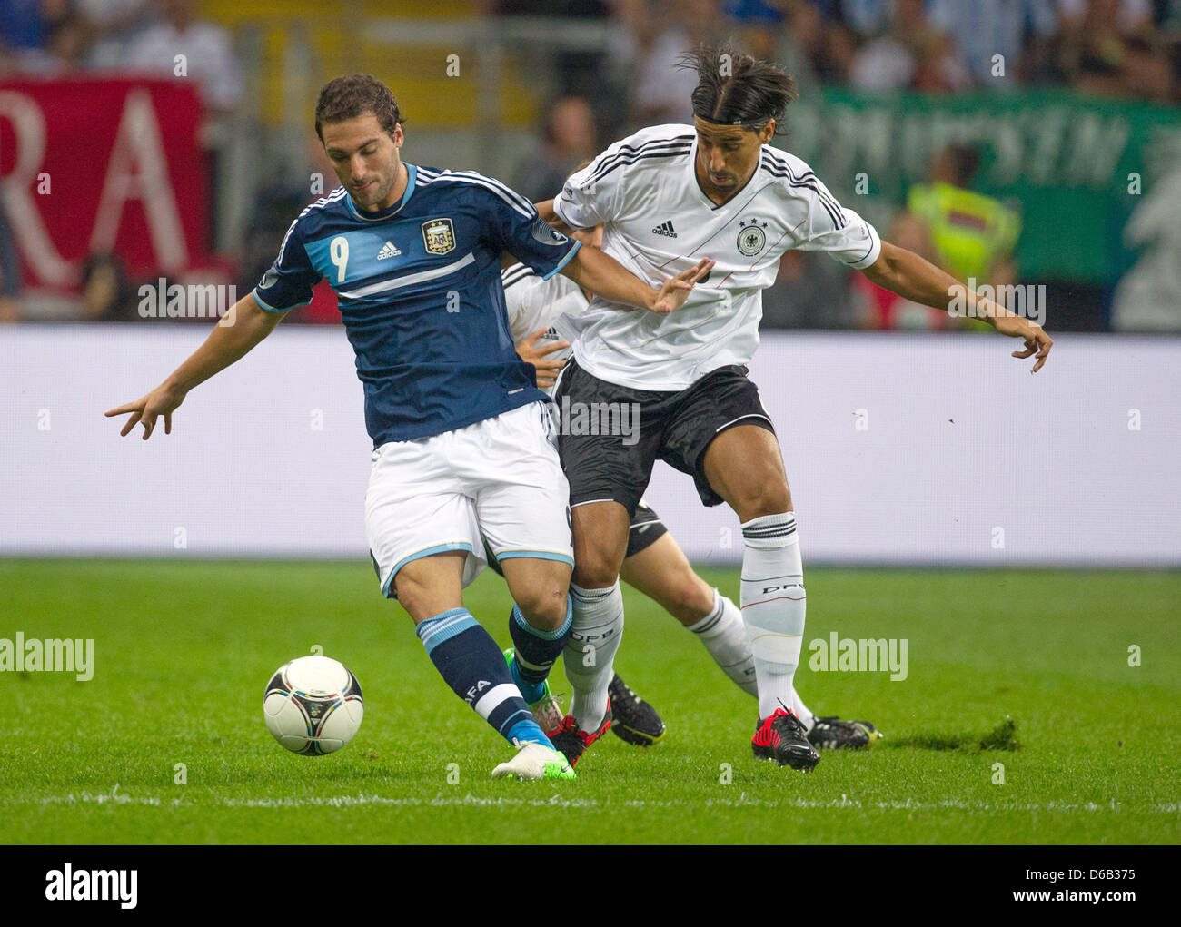 Germany's Sami Khedira (r) vies for the ball with Argentina's Gonzalo Higuain during their friendly soccer match Germany against Argentina at the Commerzbank-Arena in Frankfurt/ Main, Germany, 15 August 2012. Photo: Uwe Anspach dpa/lhe Stock Photo