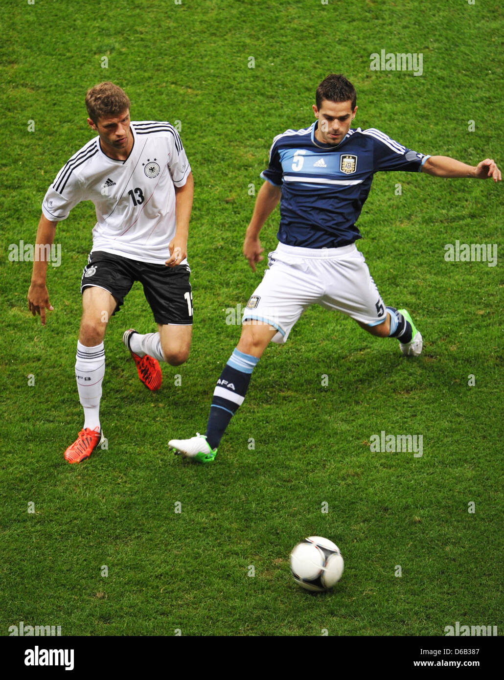 Argentina's Fernando Gago (R) vies for the ball with Germany's Thomas Mueller during the friendly soccer match between Germany and Argentina at the Commerzbank-Arena in Frankfurt/Main, Germany, 15 August 2012. Photo: Frank Kleefeldt Stock Photo
