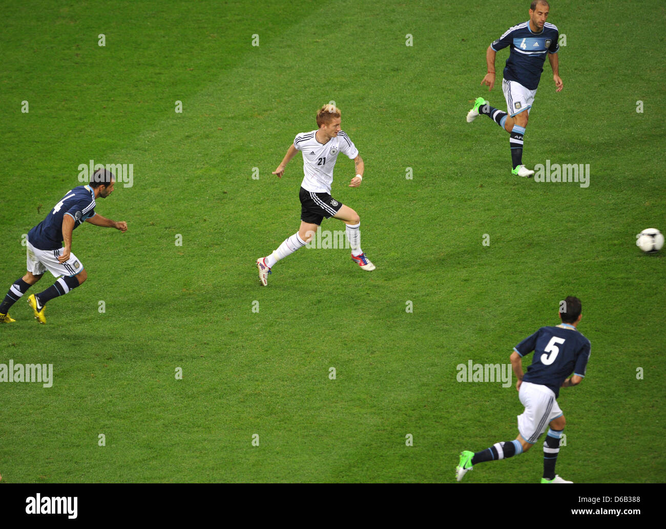 Germany's Marco Reus (M) plays the ball next to Argentina's Fernando Gago (R), Javier Mascherano (L) and Pablo Zabaleta during the friendly soccer match between Germany and Argentina at the Commerzbank-Arena in Frankfurt/Main, Germany, 15 August 2012. Photo: Frank Kleefeldt Stock Photo