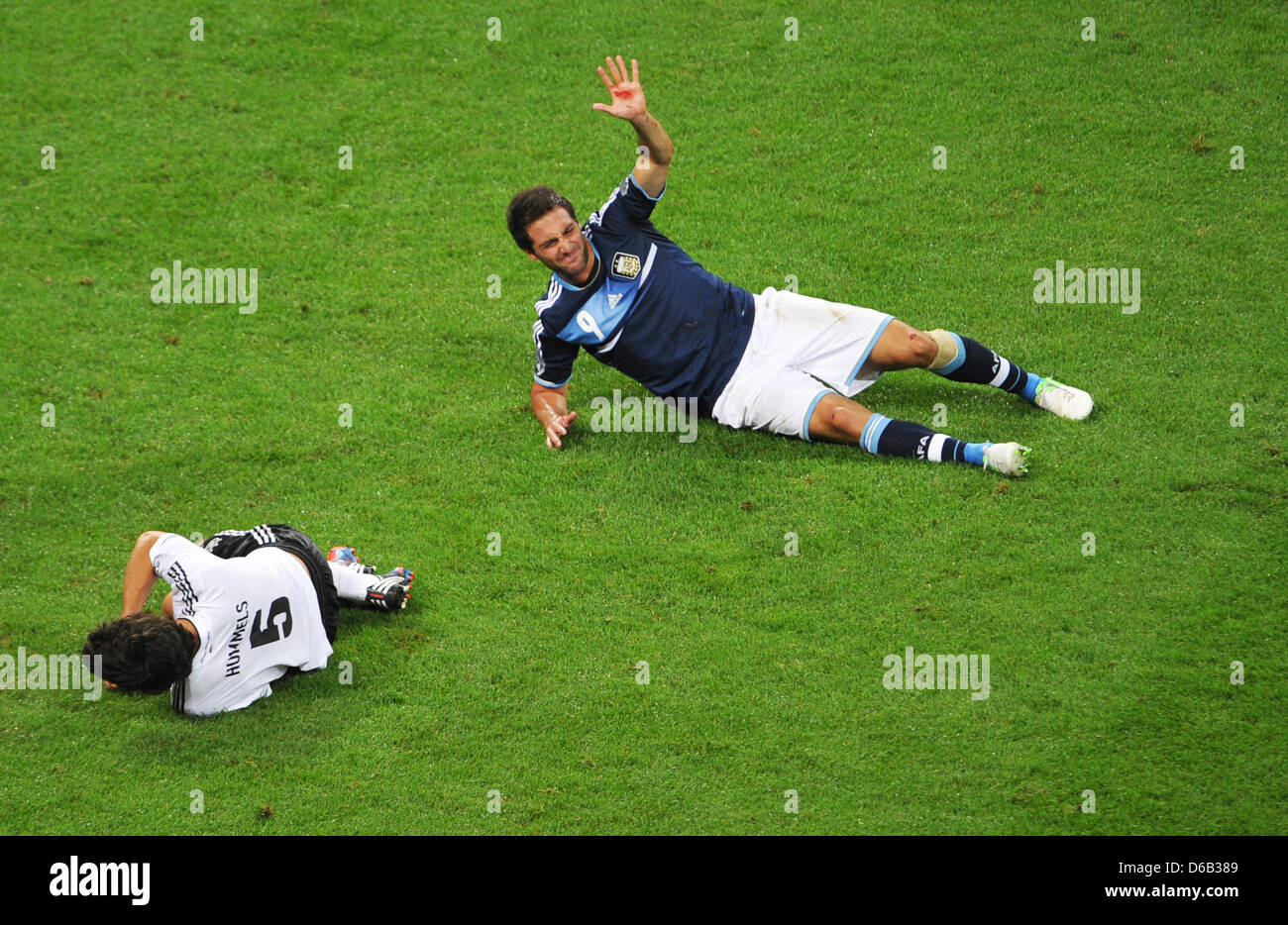 Germany's Mats Hummels (L) lies on the ground after a collision with Argentina's Gonzalo Higuain during the friendly soccer match between Germany and Argentina at the Commerzbank-Arena in Frankfurt/Main, Germany, 15 August 2012. Photo: Frank Kleefeldt Stock Photo