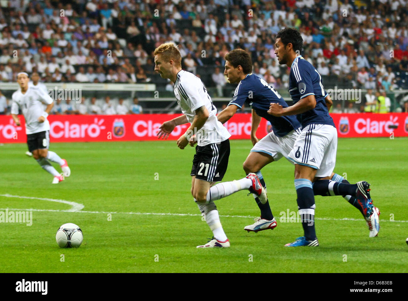 Germany's Marco Reus (L) vies for the ball with Argentina's Federico Fernandez (C) and Fernando Gago during the friendly soccer match between Germany and Argentina at the Commerzbank-Arena in Frankfurt/Main, Germany, 15 August 2012. Photo: Revierfoto Stock Photo