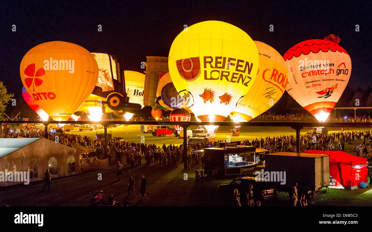 Zum Abschluss der 14. Ballon Magie leuchten ca. Heißluftballons am Samstagabend (18.08.2012) beim so genannten Ballonglühen im Elbauenpark in Magdeburg. Passend zur Musik zündeten die Piloten ihre Brenner und erfreuten damit tausende Zuschauer. Stock Photo