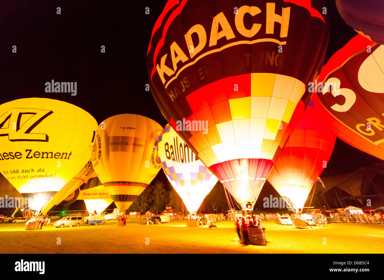 Zum Abschluss der 14. Ballon Magie leuchten ca. Heißluftballons am Samstagabend (18.08.2012) beim so genannten Ballonglühen im Elbauenpark in Magdeburg. Passend zur Musik zündeten die Piloten ihre Brenner und erfreuten damit tausende Zuschauer. Stock Photo